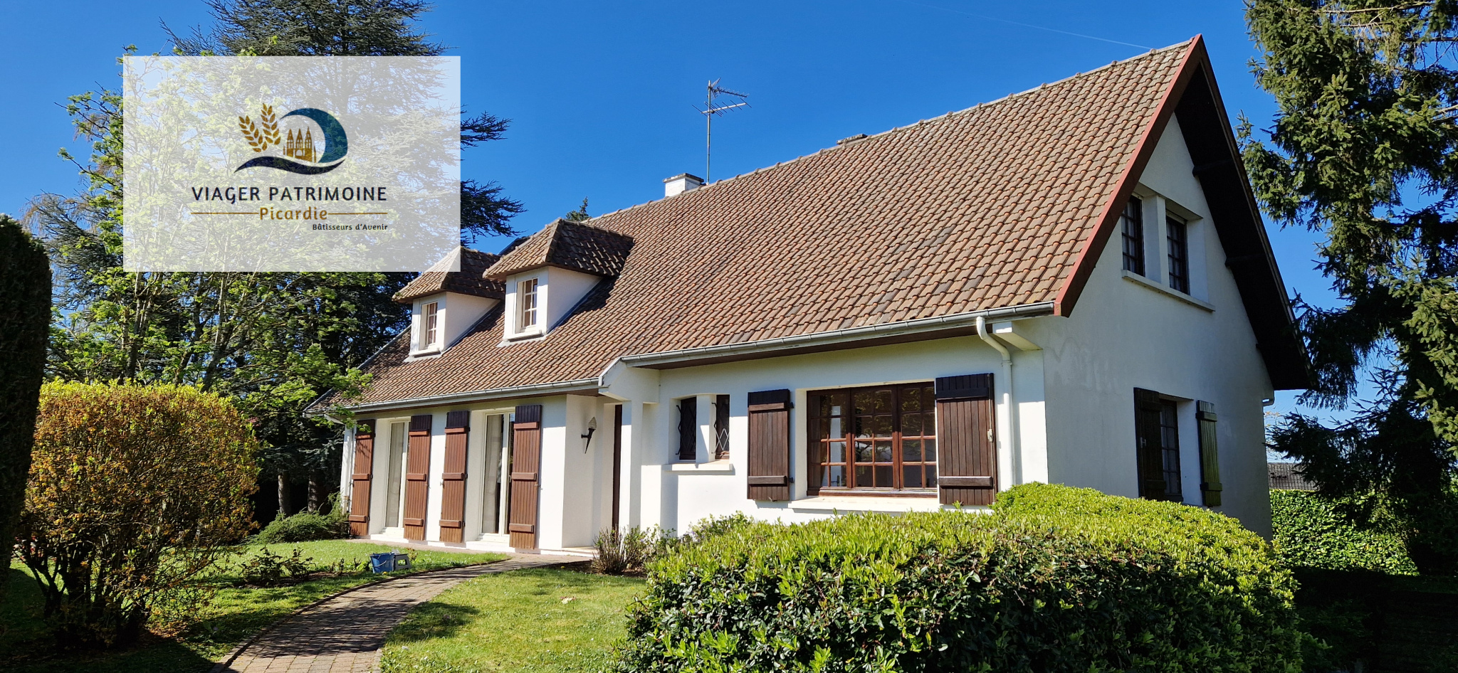 Bien à vendre à Sains en amienois : maison blanche avec toit de tuiles et volets marron